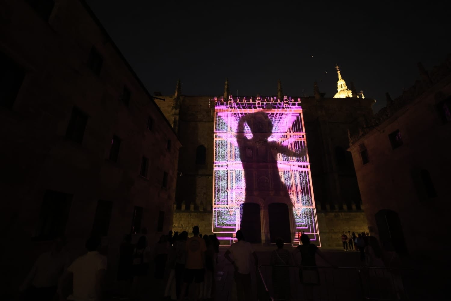 Ítaca revoluciona la Plaza Mayor en una nueva jornada del XX Fácyl en Salamanca con música, teatro, humor y espectáculos