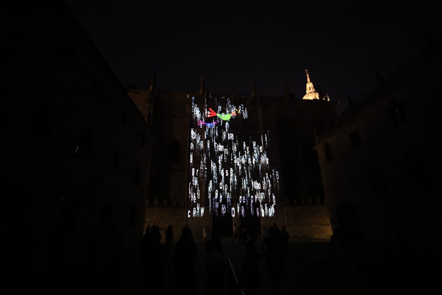 Ítaca revoluciona la Plaza Mayor en una nueva jornada del XX Fácyl en Salamanca con música, teatro, humor y espectáculos