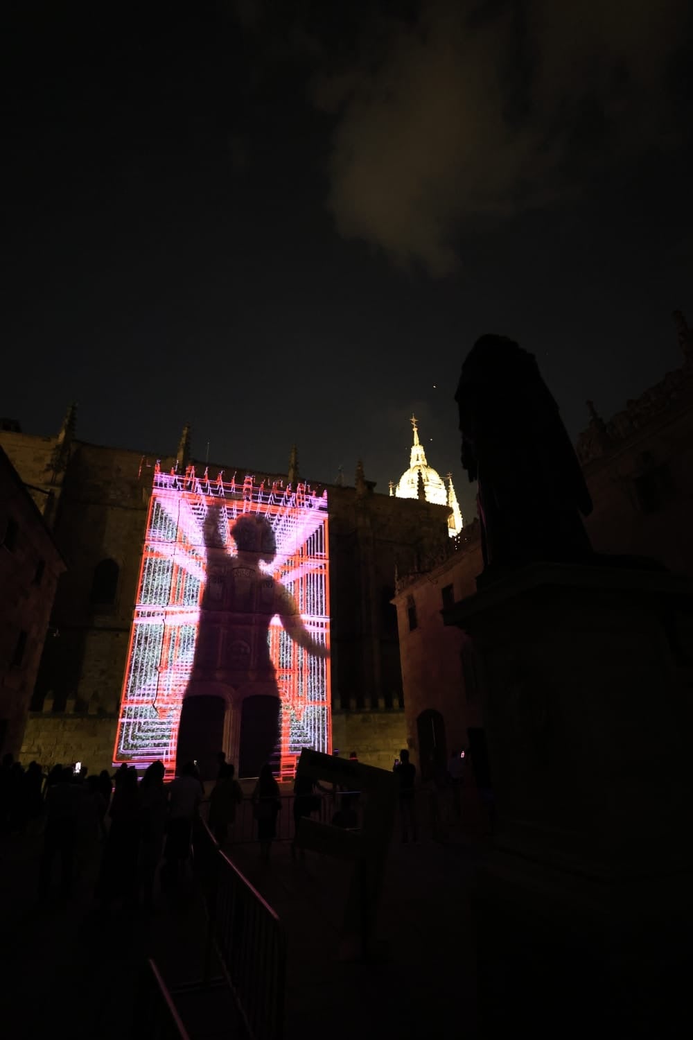 Ítaca revoluciona la Plaza Mayor en una nueva jornada del XX Fácyl en Salamanca con música, teatro, humor y espectáculos