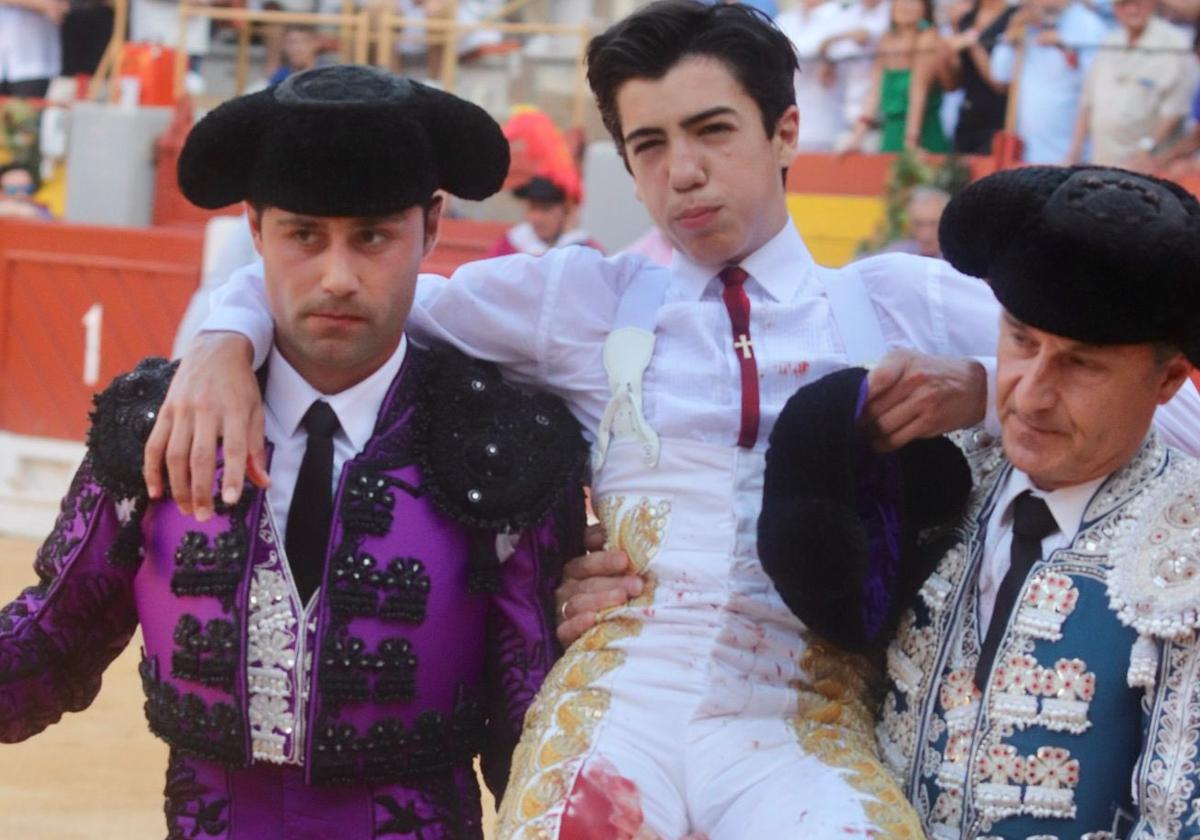 Momento tras la cogida a Marco Pérez en Alicante para ser trasladado a la enfermería.