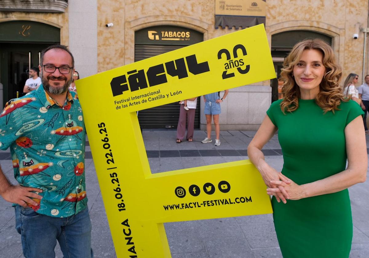 La viceconsejera de Acción Cultural, Mar Sancho, junto a Rodrigo Tamariz, que por tercer año se ha encargado de la dirección artística del Fácyl.