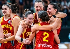 Iyana Martín celebra con sus compañeras de la selección la victoria ante Suecia.