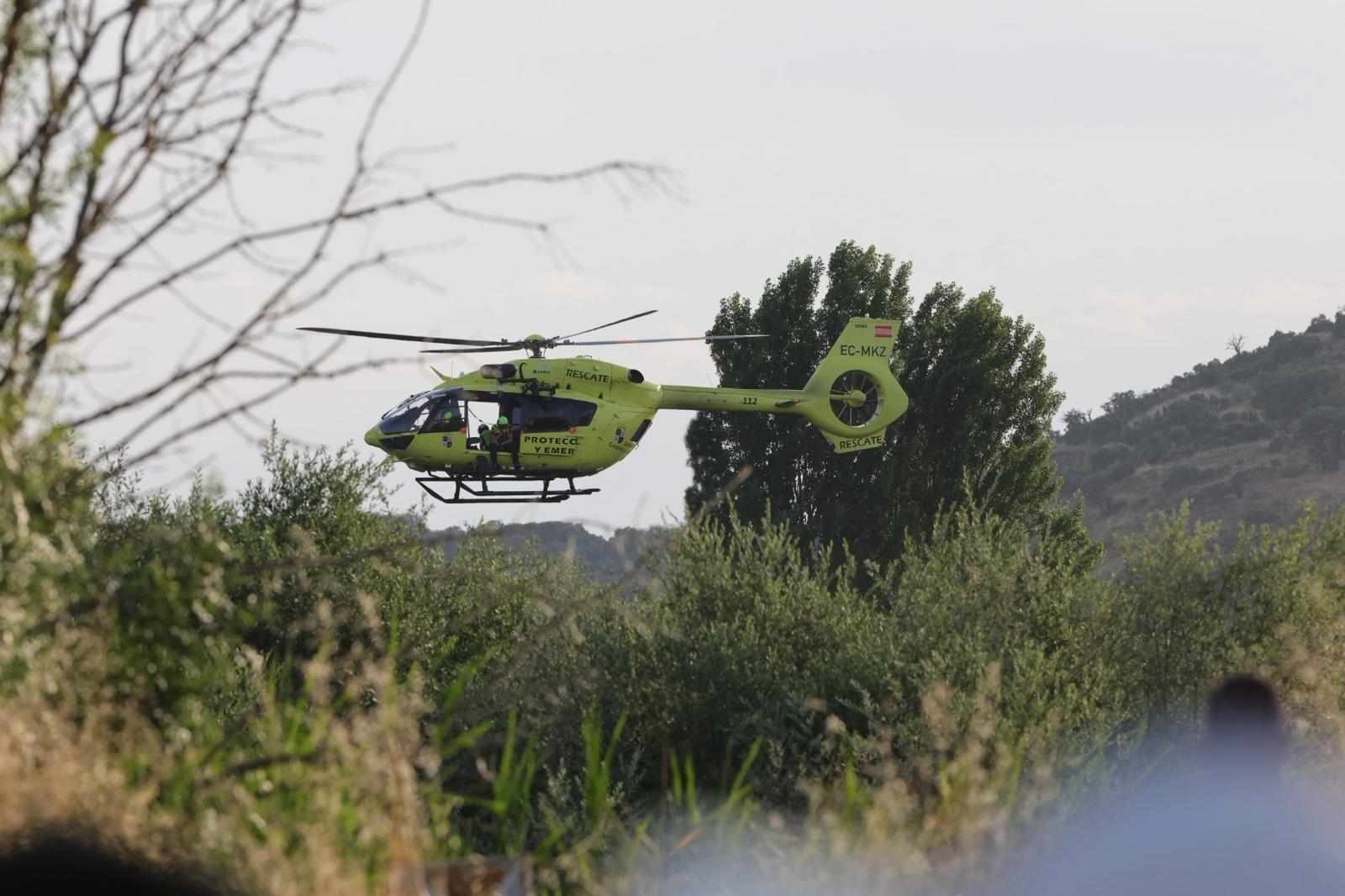 Helicóptero y buzos buscan al joven al que se ha 'tragado' el río Tormes