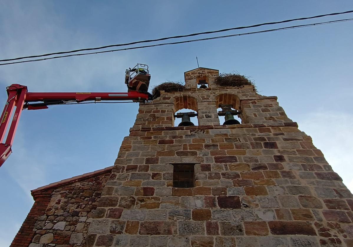 Intervención de los bomberos en la iglesia de Entrala.