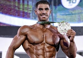 Rober Fernández muestra la medalla conseguida en el EMPRO Naturals.