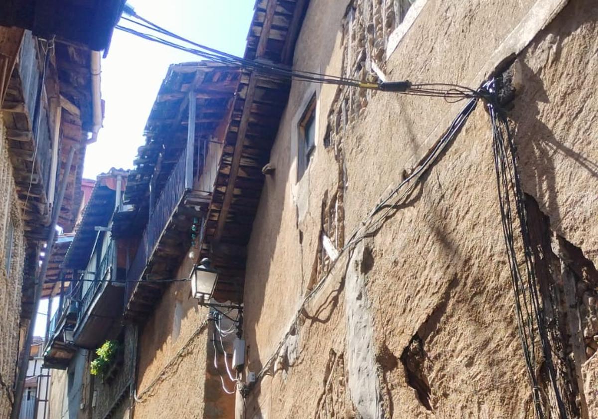 Imagem principal - fachada que deve ser fixa, interior e vista a partir de uma varanda.