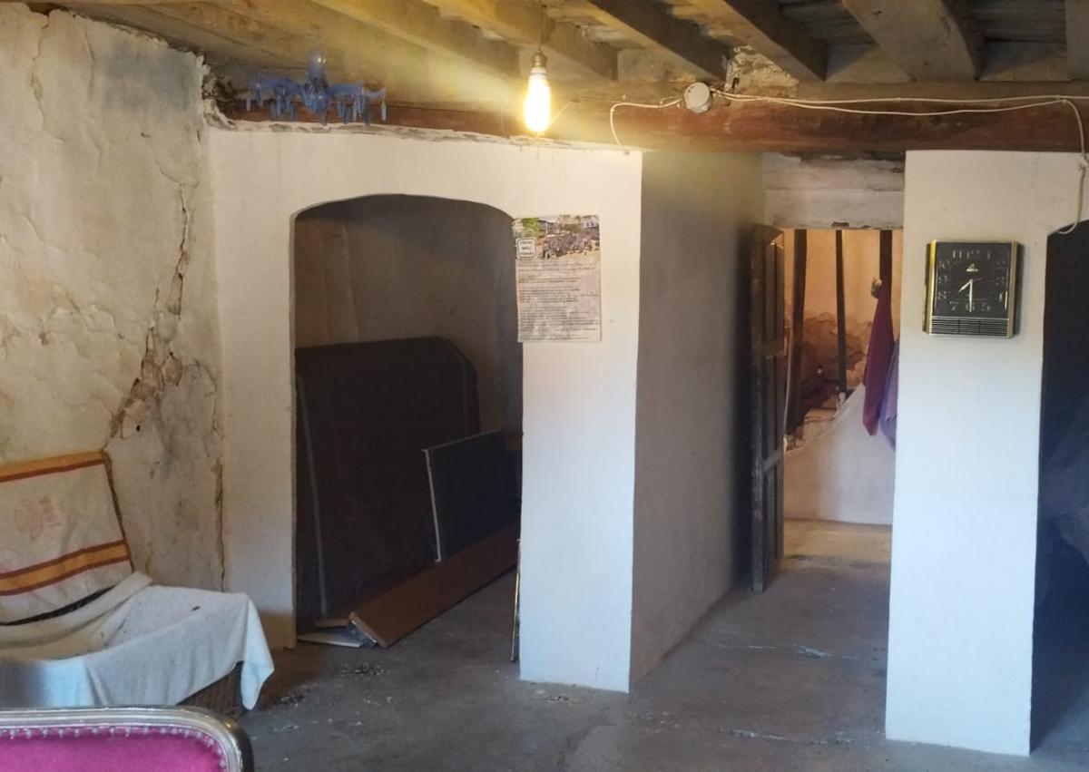 Imagem secundária 1 - fachada que deve ser fixa, interior e vista de uma varanda.