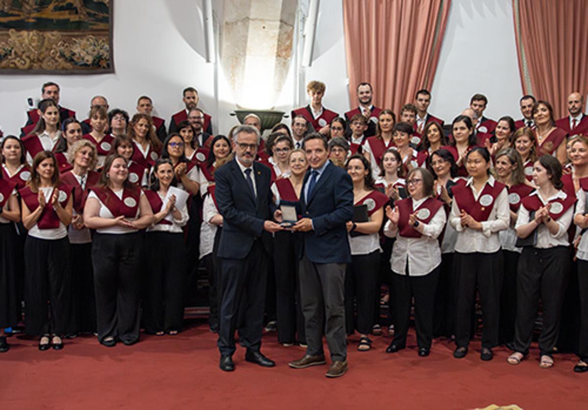 El Coro Universitario y el Coro de Cámara reciben la Medalla de la Universidad de Salamanca