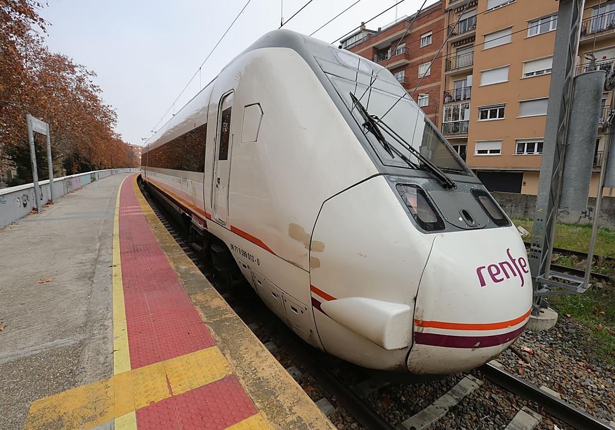 Tren de media distancia parado en La Alamedilla.
