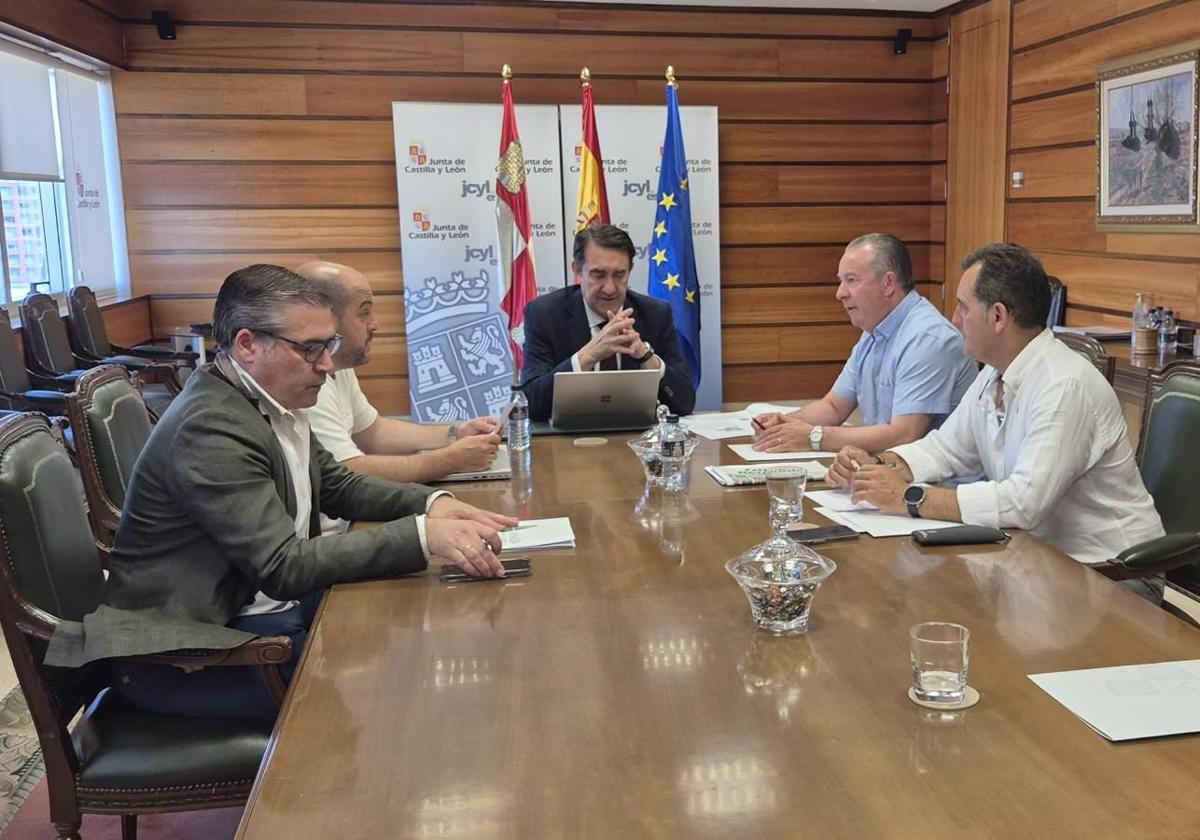 Juan Luis Delgado Egido, Mariano Olea Hernández y Donaciano Dujo, con Juan Carlos Suárez-Quiñones Fernández.