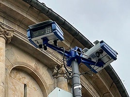 Dos de las cámaras de control de accesos al centro peatonal.