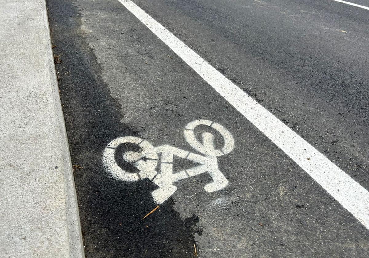 El nuevo carril bici de Cordel de Merinas: estrecho, contradictorio y algo peligroso