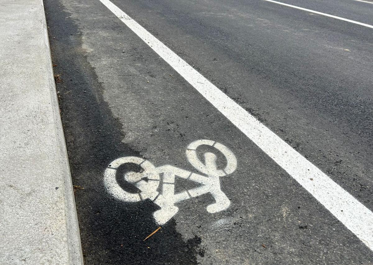 Imagem secundária 1 - A pista de ciclismo ocupa o que deve ser o ombro da estrada; A certa altura, um mini rende as forças para entrar no tráfego enrolado no seu cume