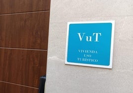 Vivienda de uso turístico con su placa en Salamanca.