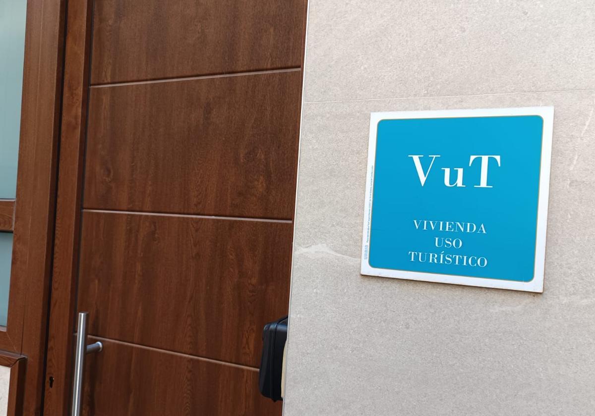Vivienda de uso turístico con su placa en Salamanca.