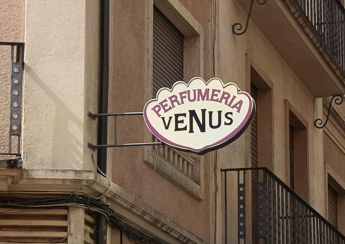 Imagen secundaria 1 - El peculiar rótulo de un antiguo comercio de Salamanca que ha desaparecido durante una obra
