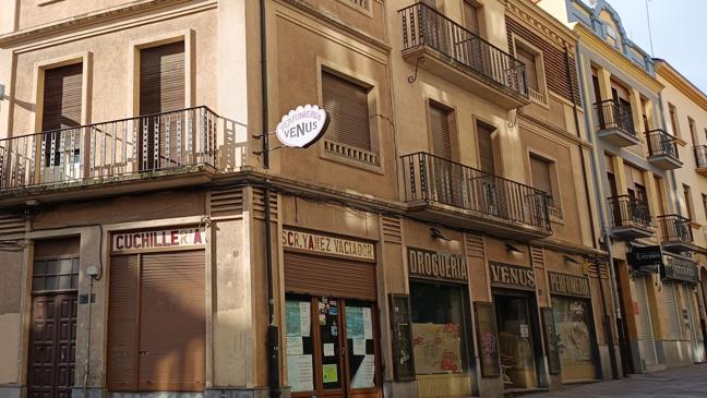 Imagen antes - El peculiar rótulo de un antiguo comercio de Salamanca que ha desaparecido durante una obra