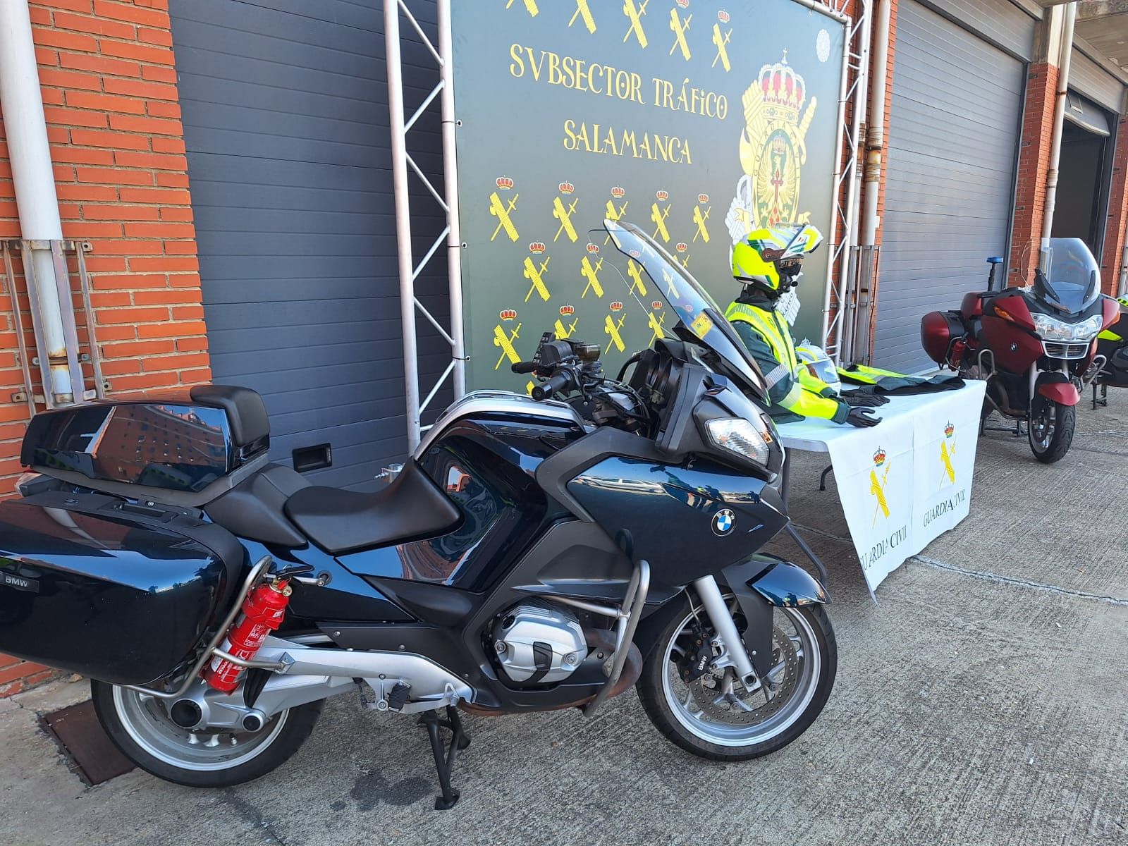 Las motos camufladas y los nuevos airbag de los motoristas de la Guardia Civil.