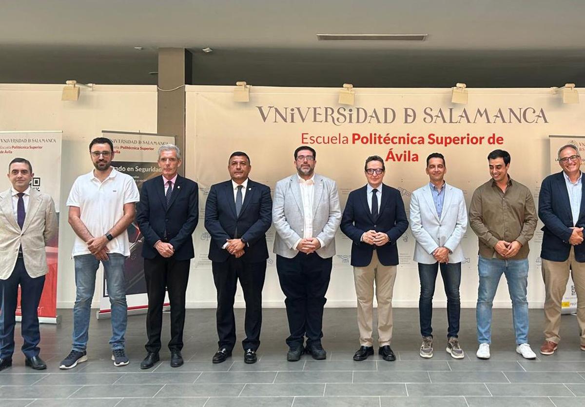 Momento histórico con la firma de la escritura de constitución de la Fundación Centro Internacional en Industria Geoespacial y Geoinformática, Geocenter.
