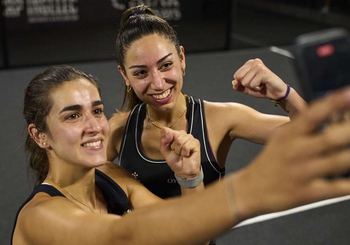 Carmen Goenaga, a la derecha, y Bea Caldera celebran la victoria.