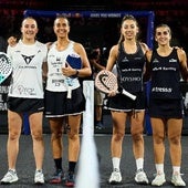Carmen Goenaga, segunda por la derecha junto a Caldera, y la pareja rival de la final Ustero-Araujo.