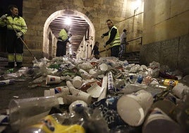 Varios trabajadores limpian la Plaza Mayor de Salamanca después de un concierto.