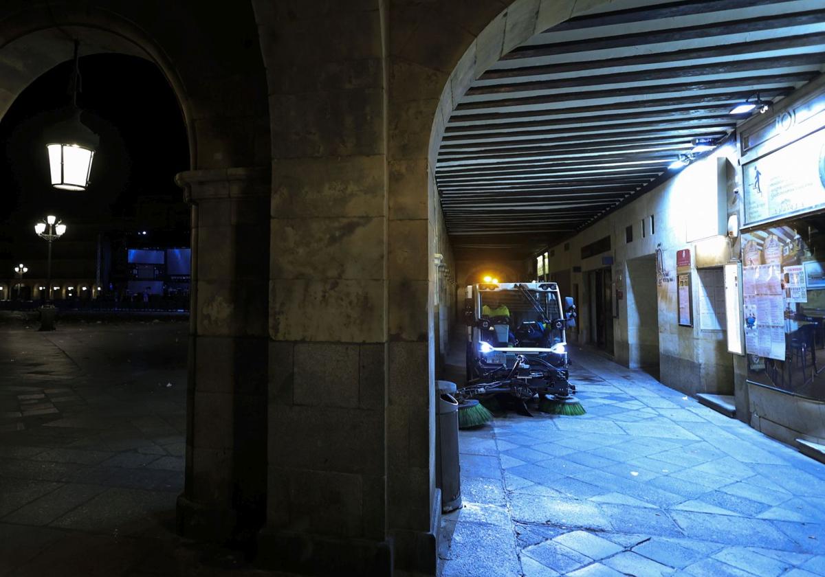 Servicio de limpieza actuando en la Plaza Mayor de Salamanca.