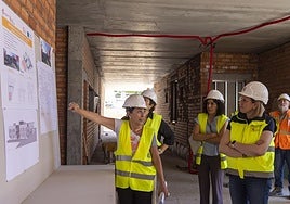 La vicepresidenta de la Junta y consejera de Familia e Igualdad de Oportunidades, Isabel Blanco, visita las obras de construcción de la nueva residencia