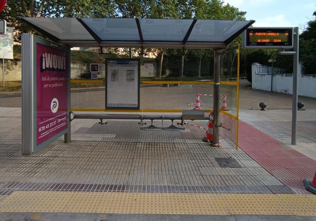 Parada de autobús en la Av. Comuneros frente al 35.