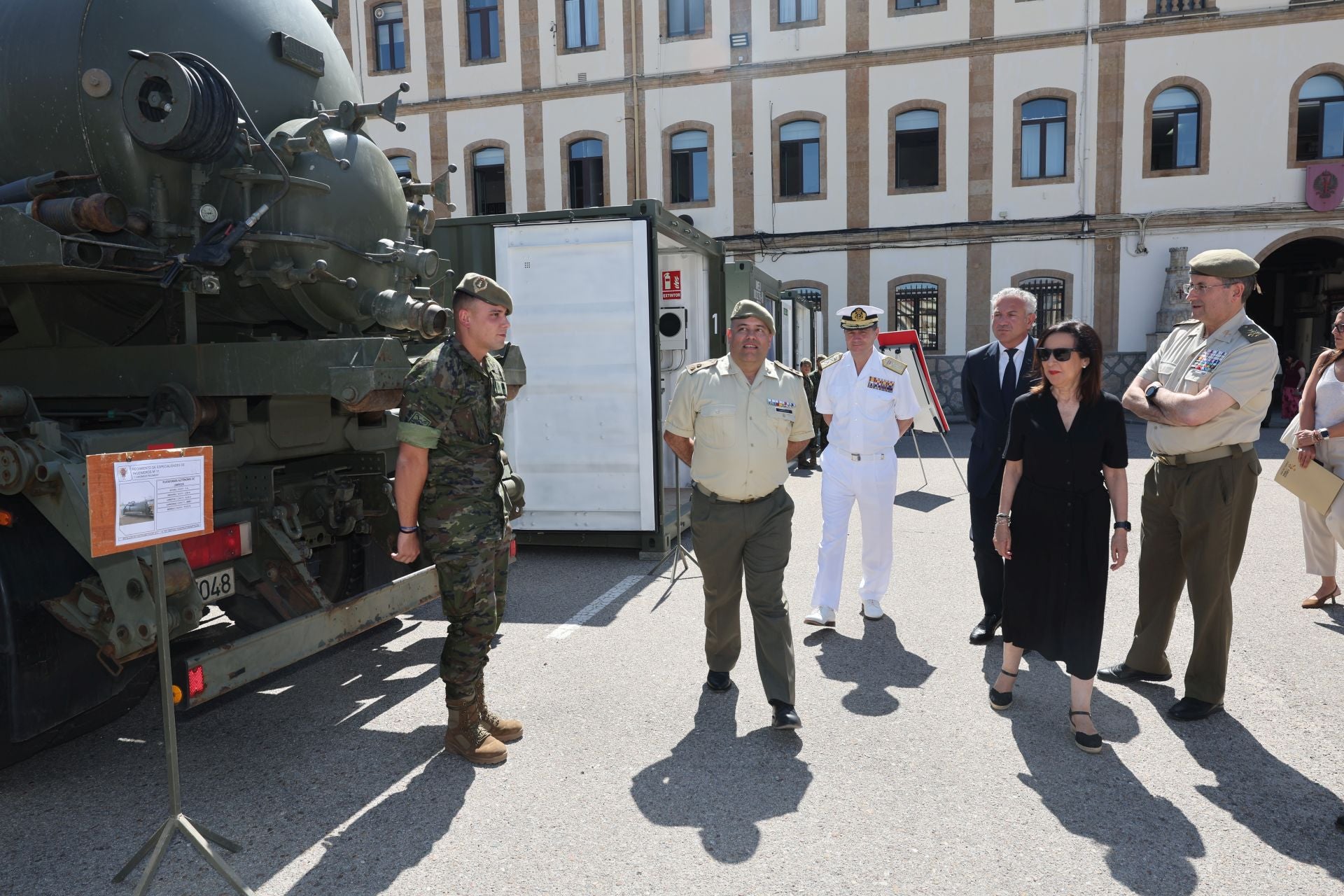 La visita de la ministra de Defensa al REI 11 de Ingenieros de Salamanca, en imágenes