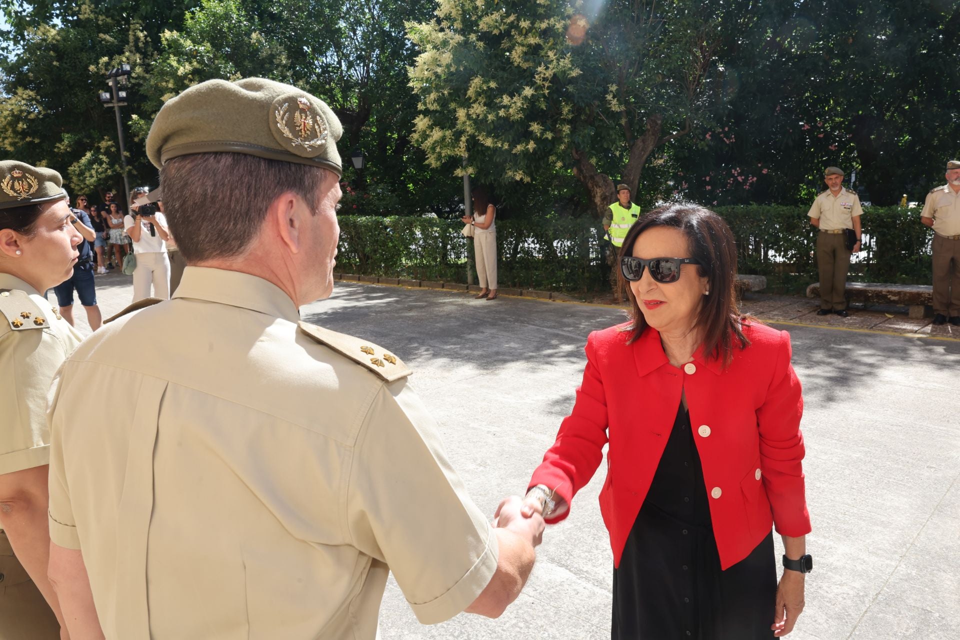 La visita de la ministra de Defensa al REI 11 de Ingenieros de Salamanca, en imágenes