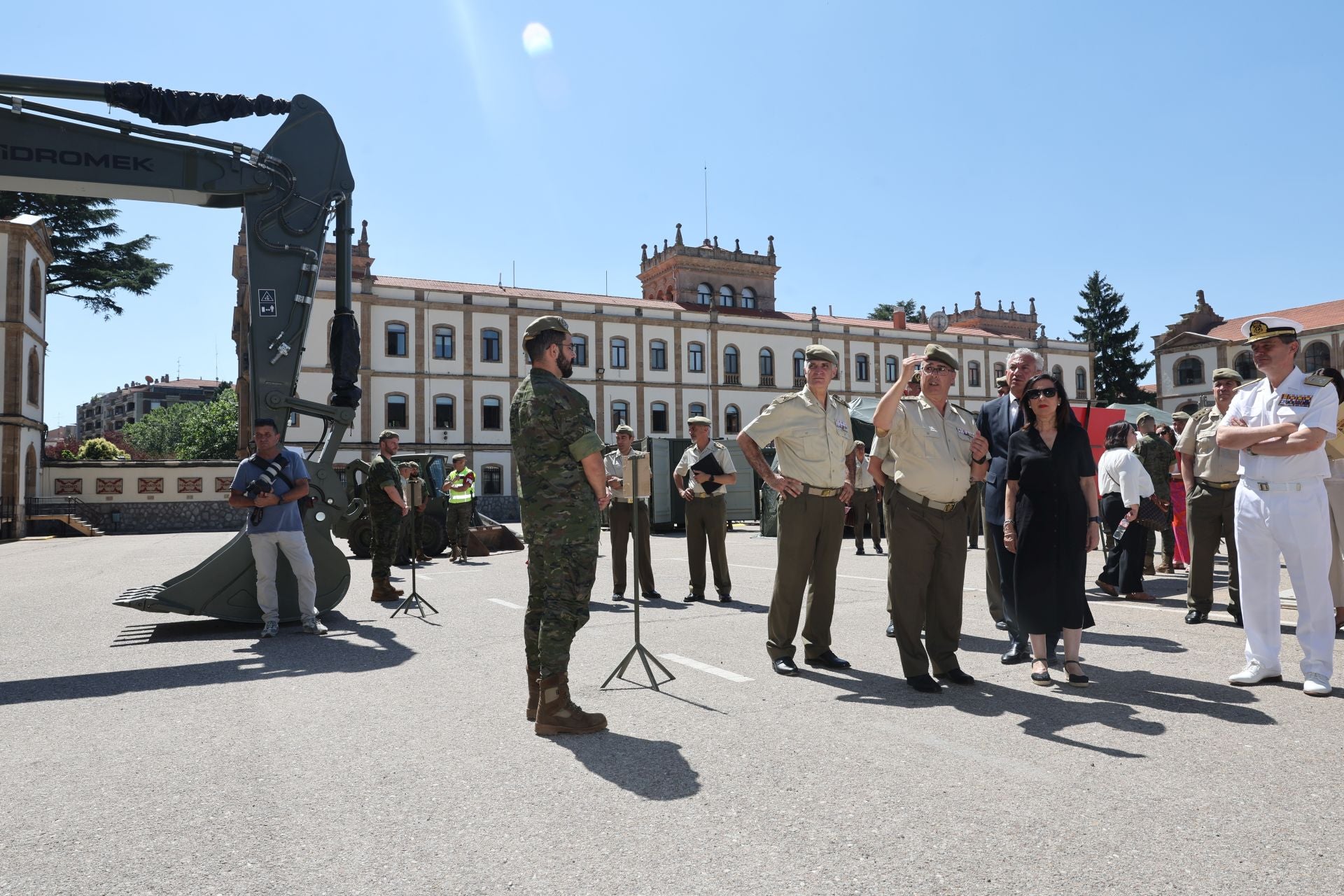 La visita de la ministra de Defensa al REI 11 de Ingenieros de Salamanca, en imágenes