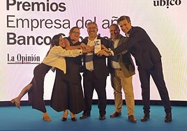 El equipo de Tebrio con el galardón