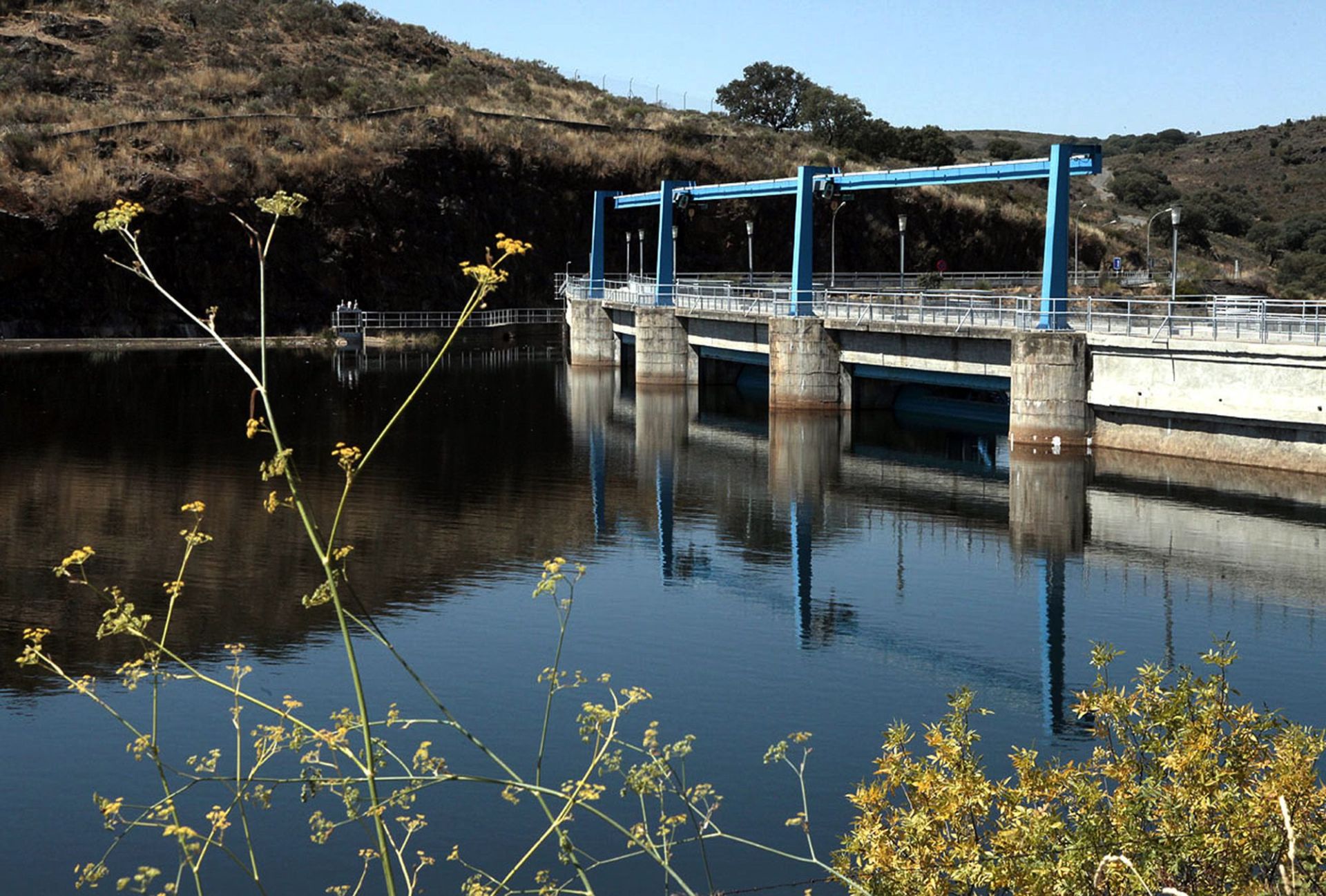 Presa del embalse del Águeda entre Zamarra y Pastores.