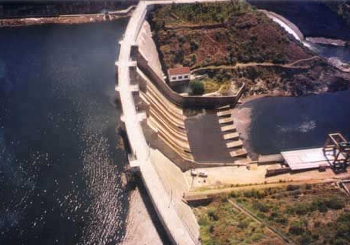 Imagen principal - La presa, en sus orígenes; actual sistema de compuertas; la presa, con el portillo instalado en 1935.