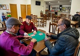 Varias personas juegan a las cartas en un pueblo de Salamanca.