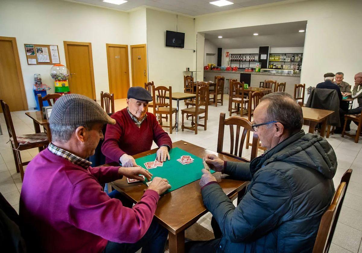Varias personas juegan a las cartas en un pueblo de Salamanca.