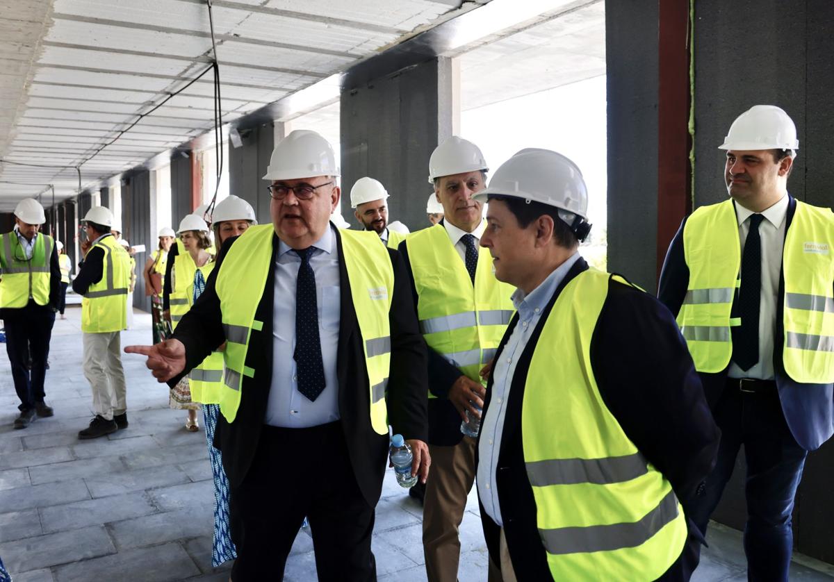 El consejero de Sanidad, Alejandro Vázquez, visita las obras del centro de salud Prosperidad.