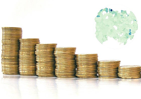 Monedas colocadas por montones de manera descendente y, arriba a la derecha, el mapa de Salamanca con los datos.