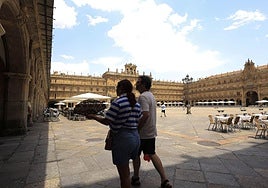 Pareja paseando por la Plaza Mayor de Salamanca