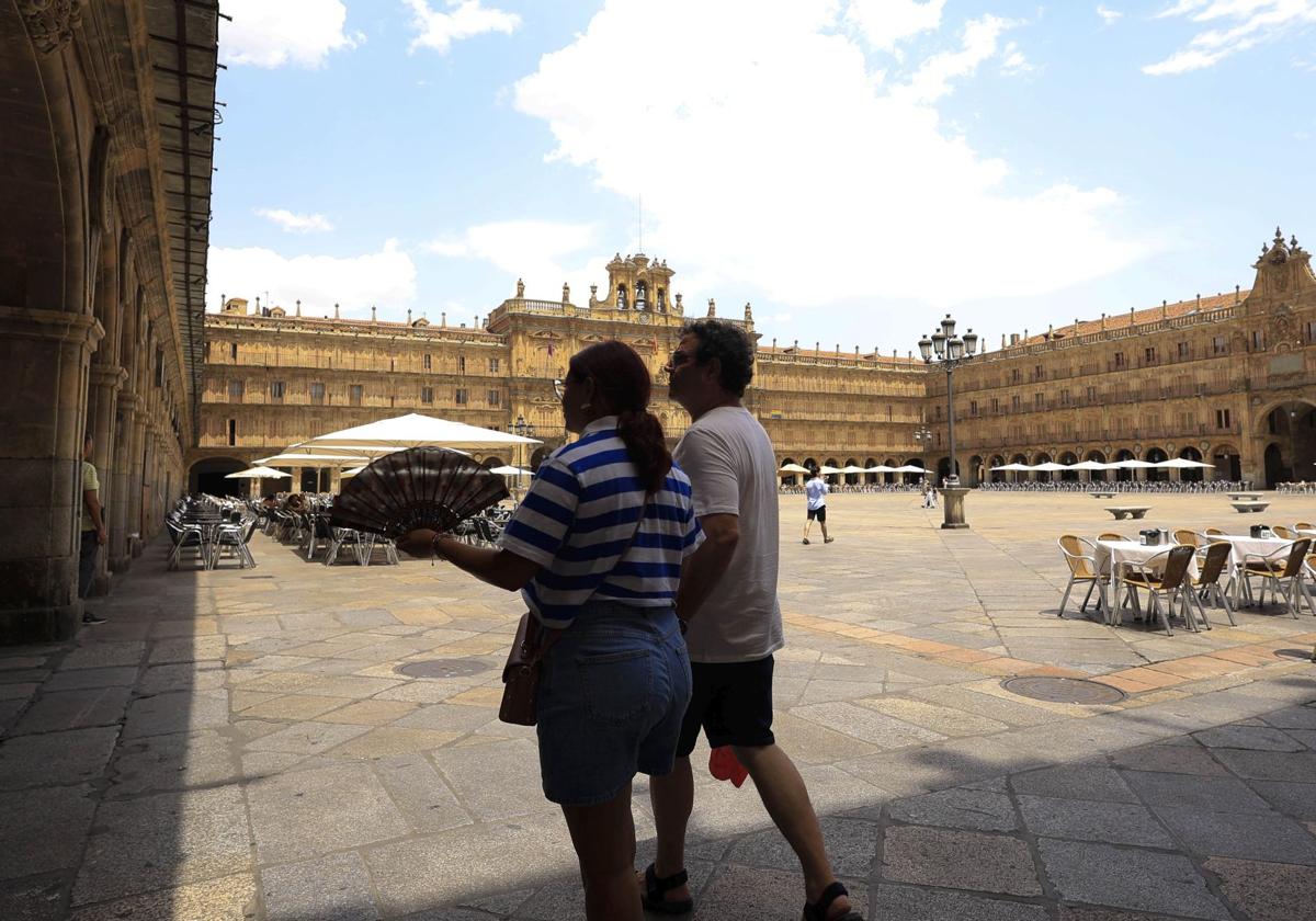 Pareja paseando por la Plaza Mayor de Salamanca