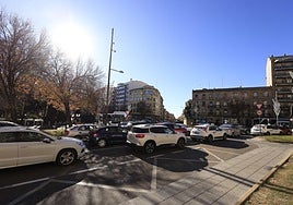Imagen de un atasco en la rotonda de Plaza España en Salamanca.
