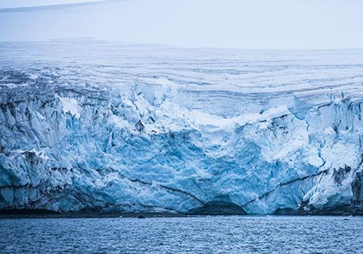 Estructuras glaciares en la región antártica.