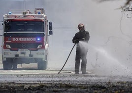 Imagen de archivo de los bomberos sofocando un incendio.