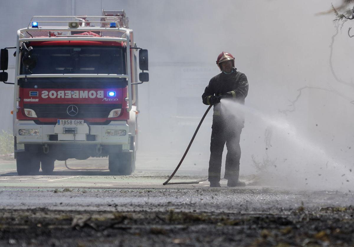 Imagen de archivo de los bomberos sofocando un incendio.