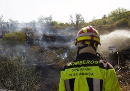 Imagen de archivo de un bombero de la Diputación de Salamanca apagando un fuego.