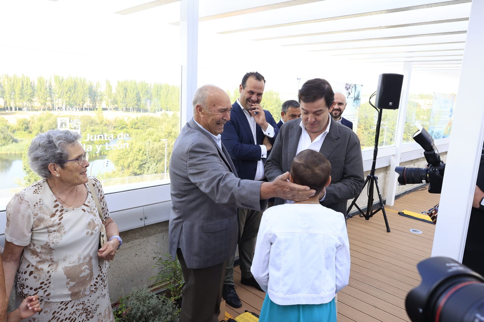 La azotea del hospital de Salamanca se convierte en un parque para niños con cáncer
