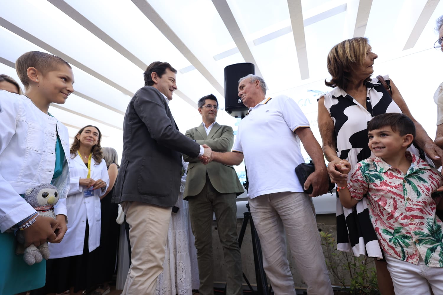 La azotea del hospital de Salamanca se convierte en un parque para niños con cáncer