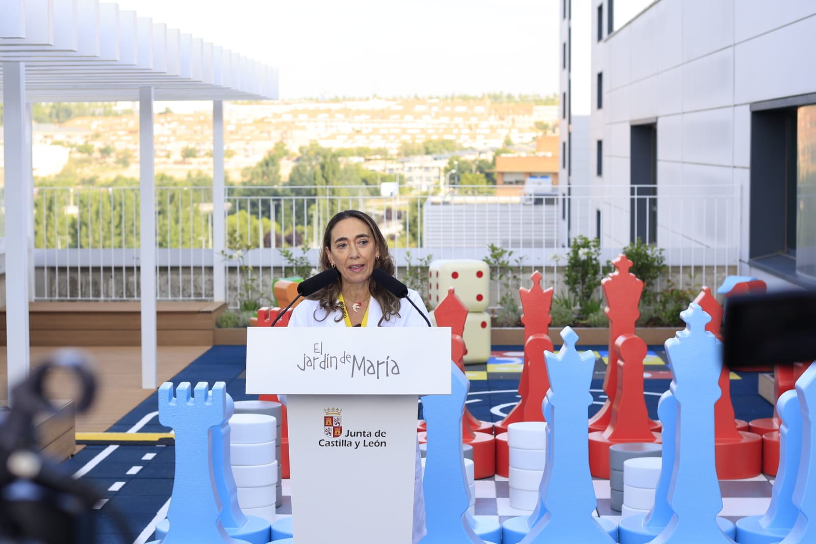 La azotea del hospital de Salamanca se convierte en un parque para niños con cáncer
