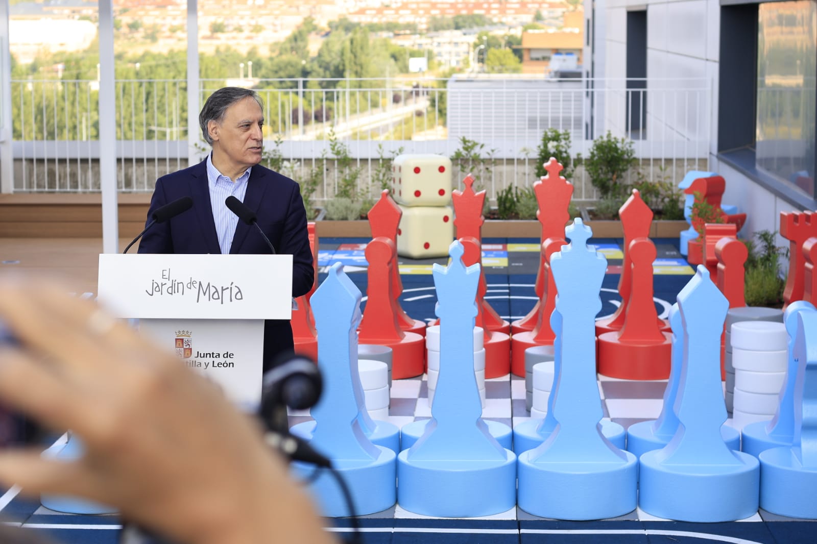 La azotea del hospital de Salamanca se convierte en un parque para niños con cáncer
